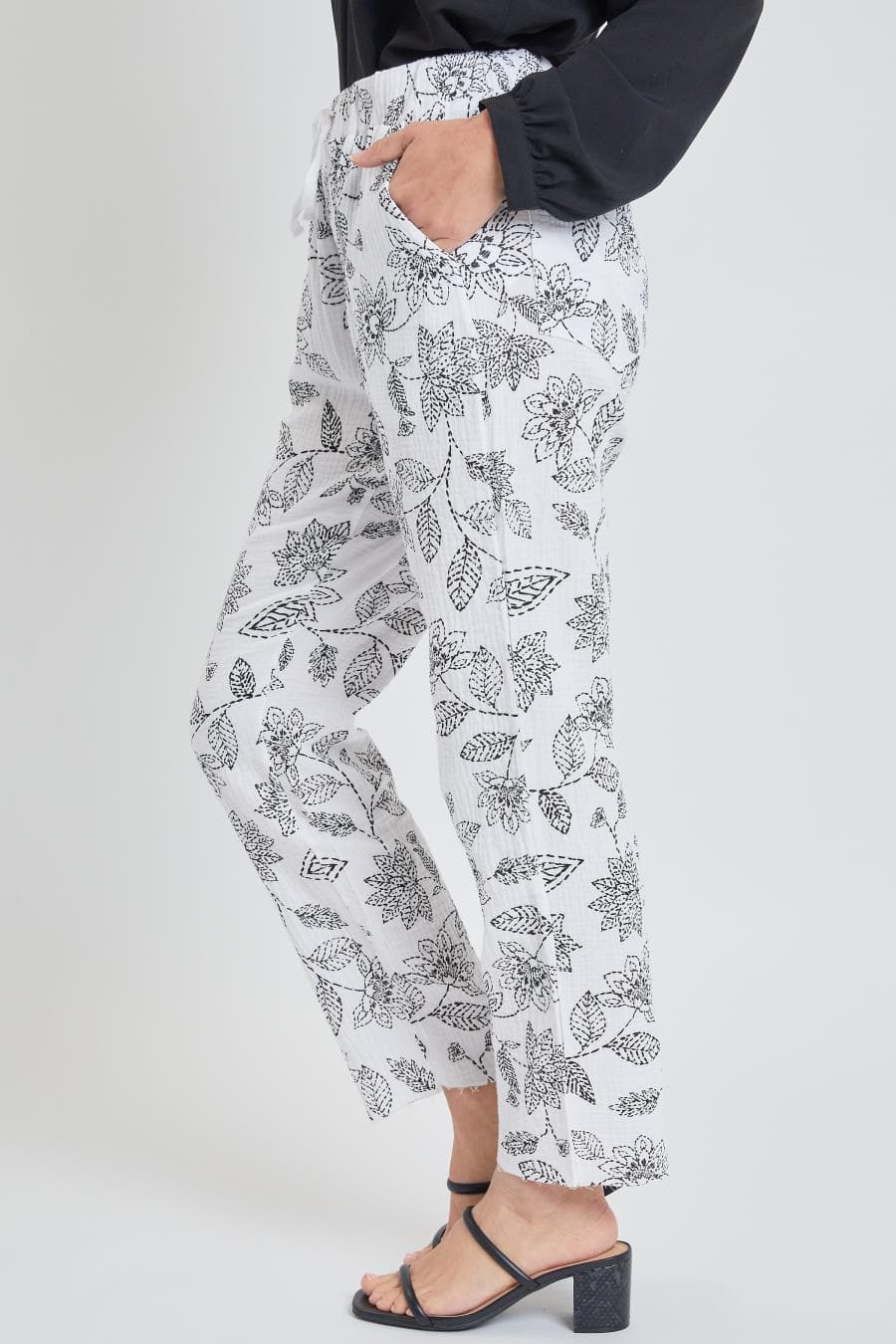 Women's Double Gauze Relaxed Fit Cropped Pant with Frayed Hem Deal Flowers White/Black