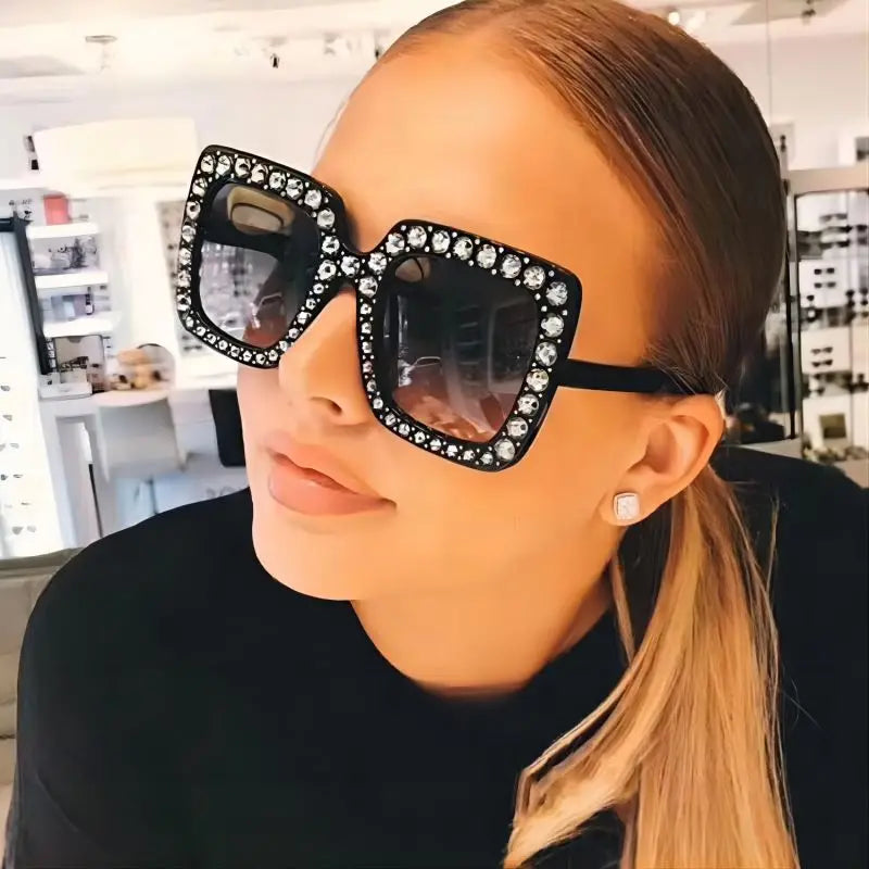 ELSTON STYLE WITH RHINESTONE BORDER SUNGLASSES