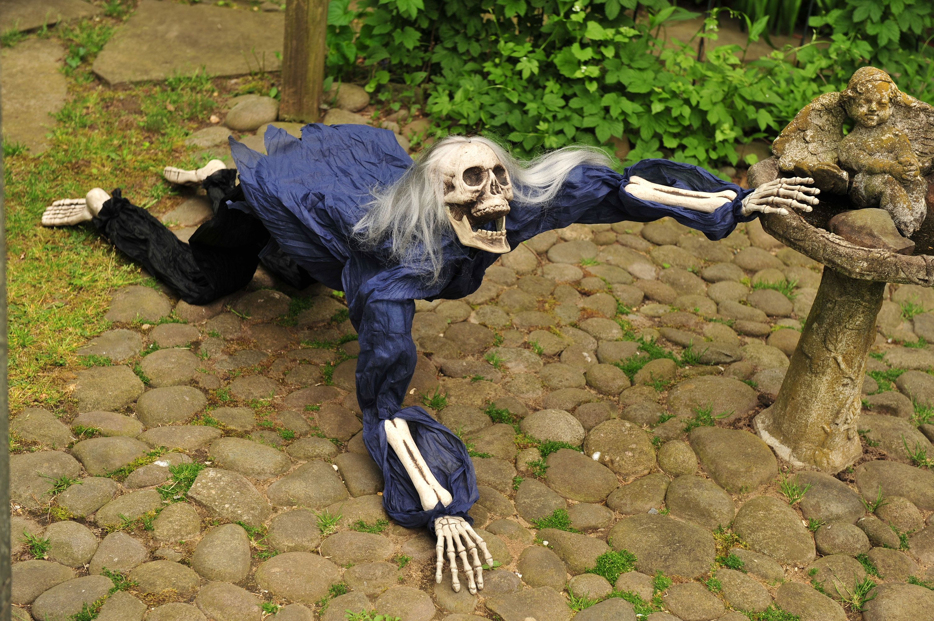 5' Skeleton Creeping Dead Grey Hair