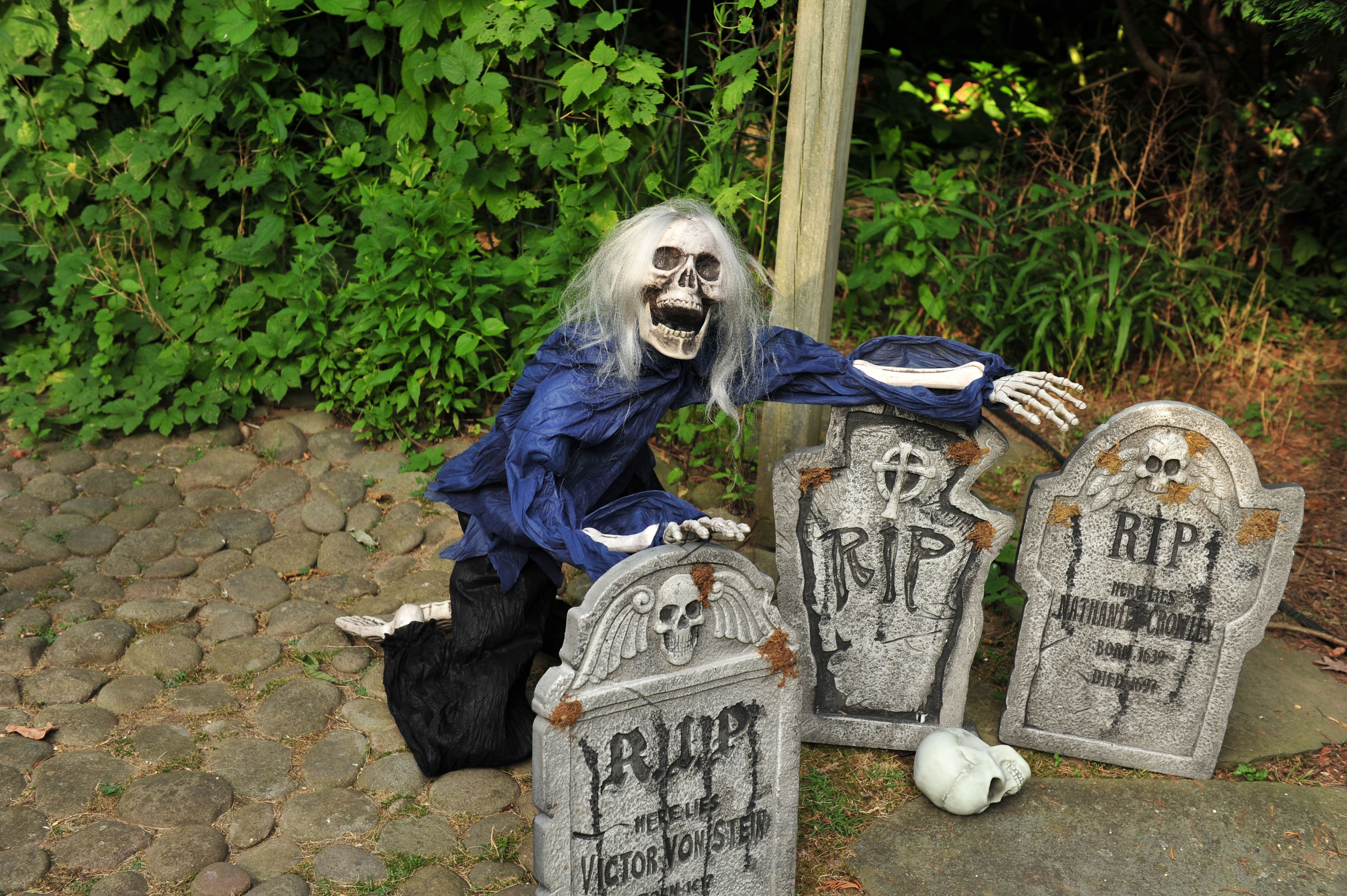 5' Skeleton Creeping Dead Grey Hair
