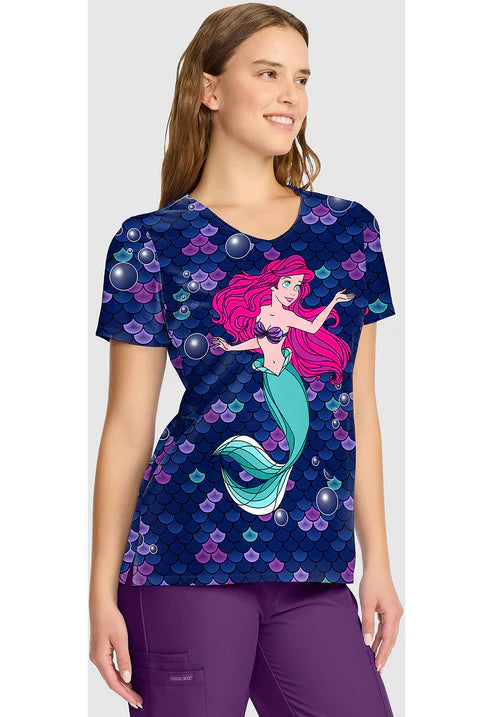 Blusa estampada médica con cuello en V Historia de una sirena