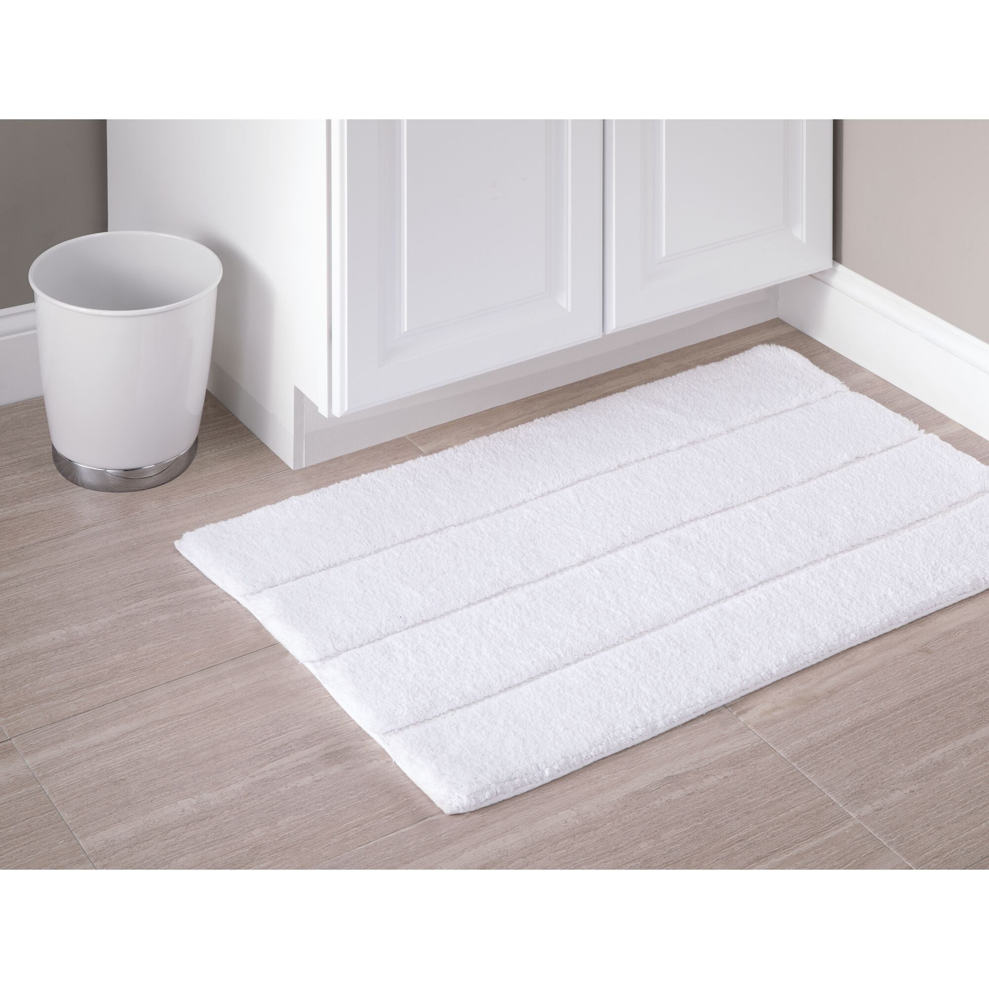 Alfombra rallada blanca para baño 34" X 21"