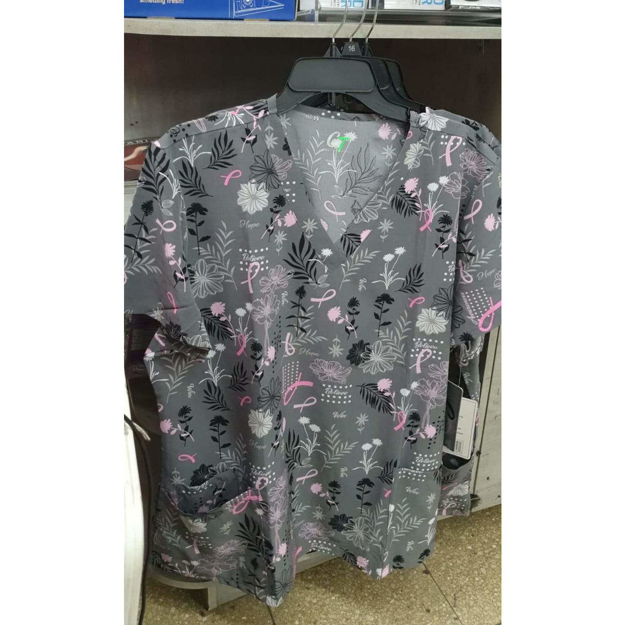 SCRUB GRIS CON DETALLES ROSADOS Y NEGROS