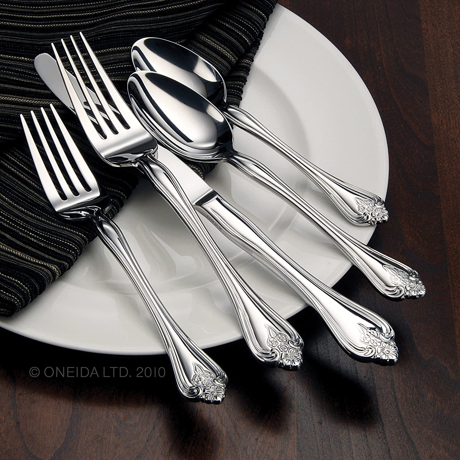 Boutonniere 20 piece set service for 4