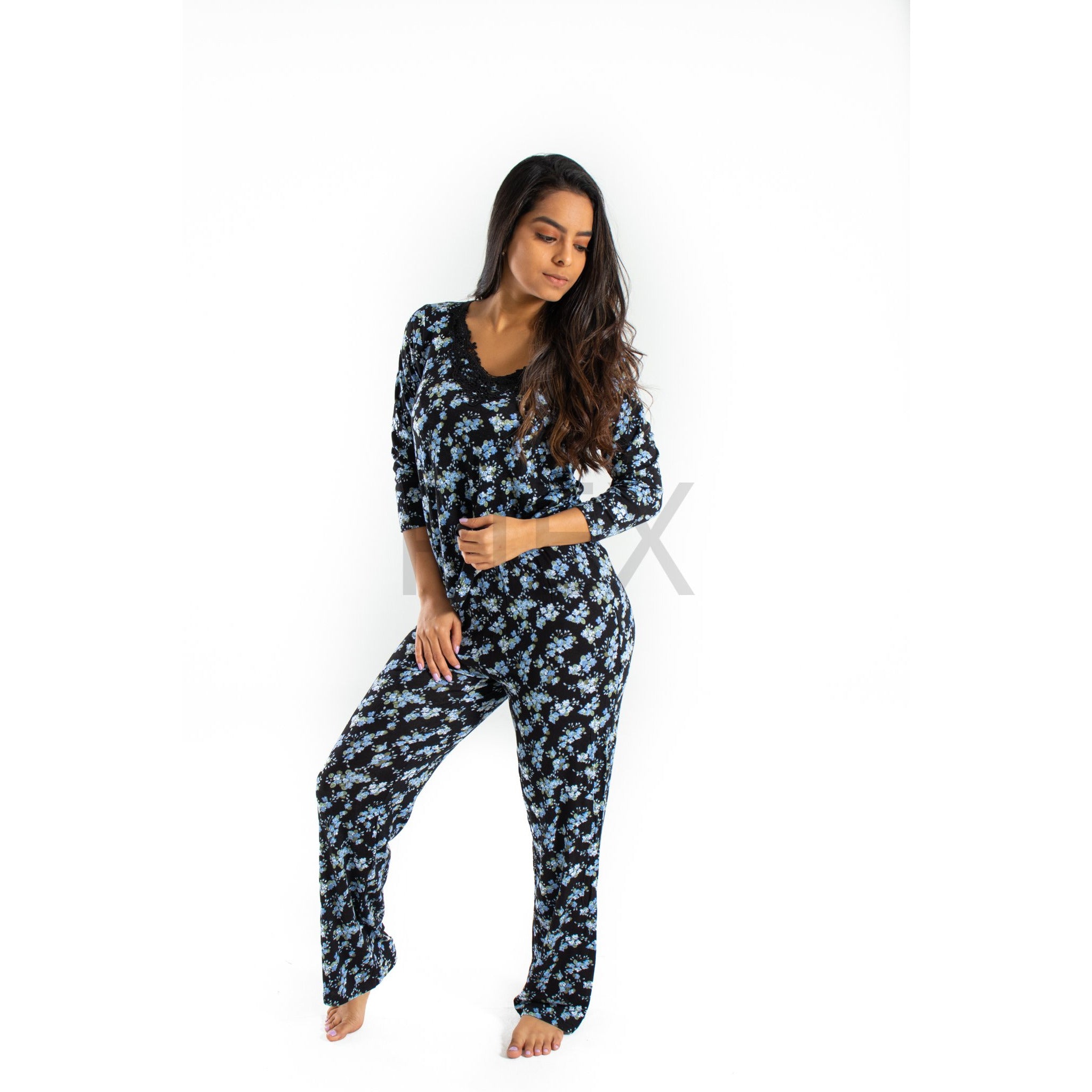 Pijama negra de flores azules