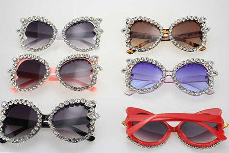 GAFAS DE SOL SURTIDAS CON FORMA DE MARIPOSA Y LÍNEA DE PEDRERÍA