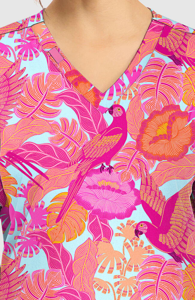 Top de cuello de pico estampado Macaw Mania
