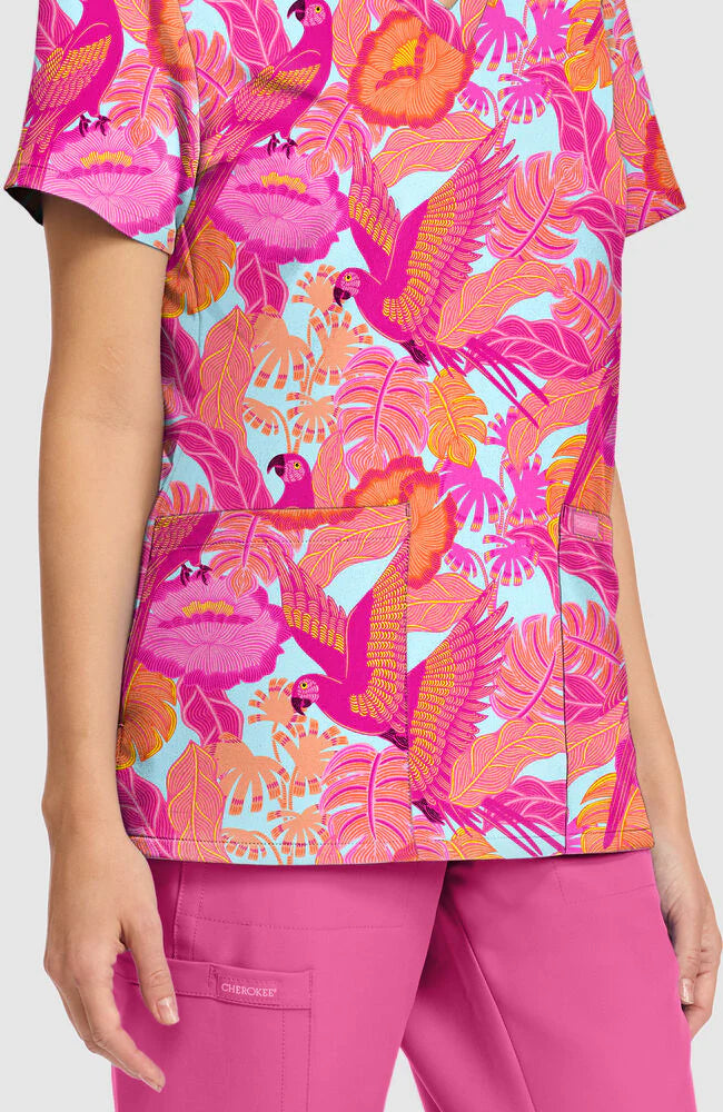 Top de cuello de pico estampado Macaw Mania