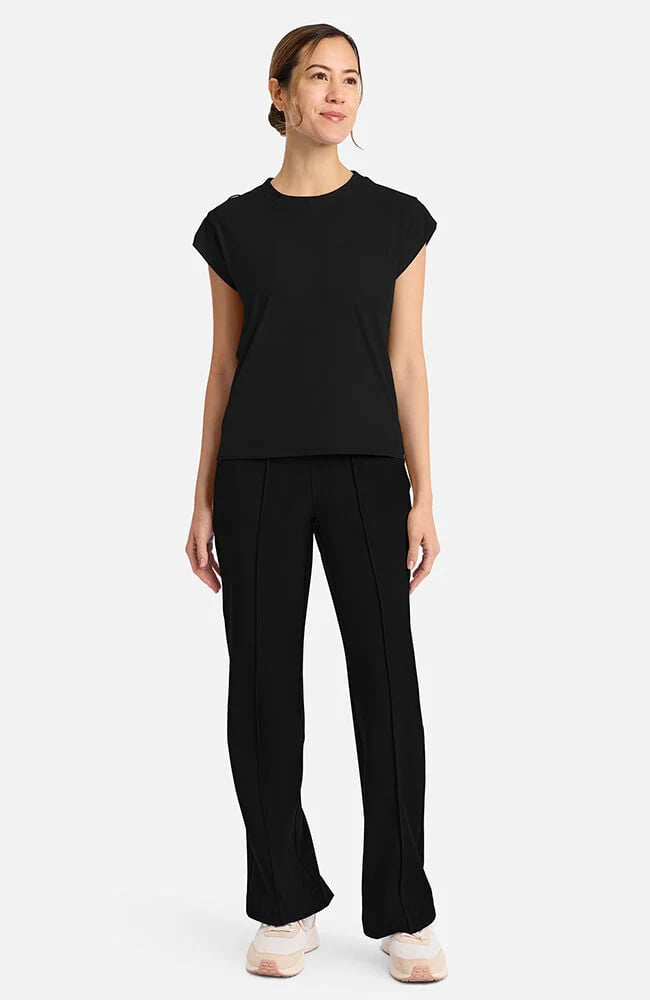 Cuello de la camiseta negro