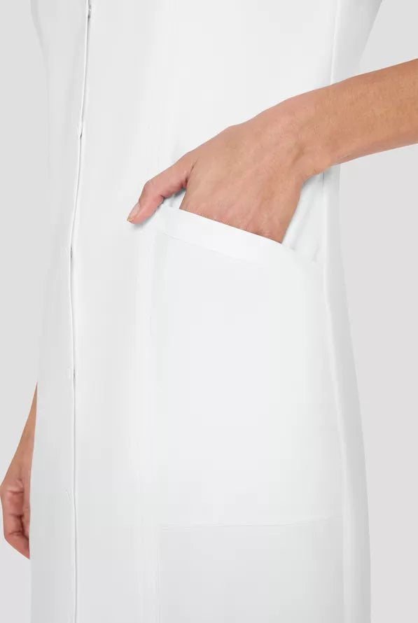 Vestido de uniforme médico con botones delanteros blanco