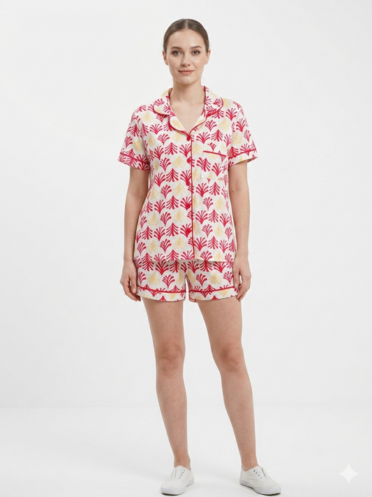 Conjunto corto de 2 piezas con cuello, botones frontales y estampado floral rojo