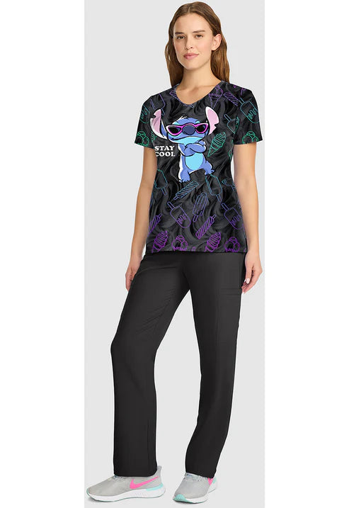 Blusa de uniforme con cuello en V estampado Stitch Too Cool