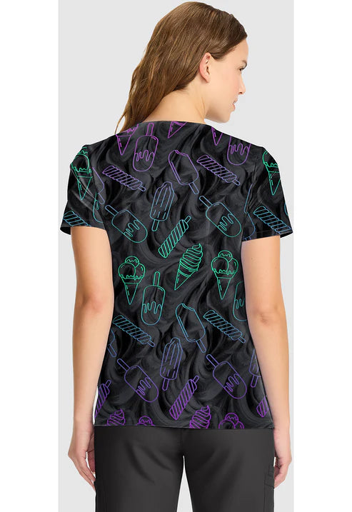 Blusa de uniforme con cuello en V estampado Stitch Too Cool