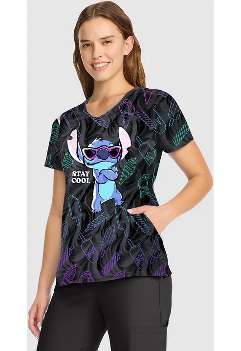 Blusa de uniforme con cuello en V estampado Stitch Too Cool
