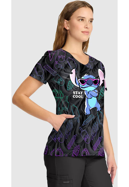 Blusa de uniforme con cuello en V estampado Stitch Too Cool