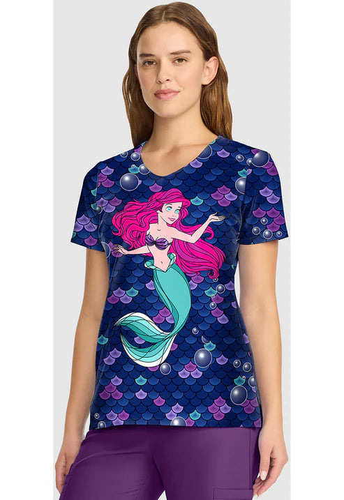 Blusa estampada médica con cuello en V Historia de una sirena