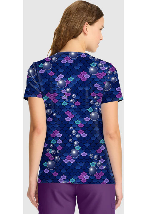 Blusa estampada médica con cuello en V Historia de una sirena