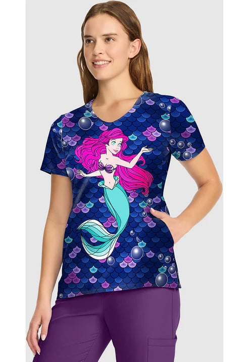 Blusa estampada médica con cuello en V Historia de una sirena