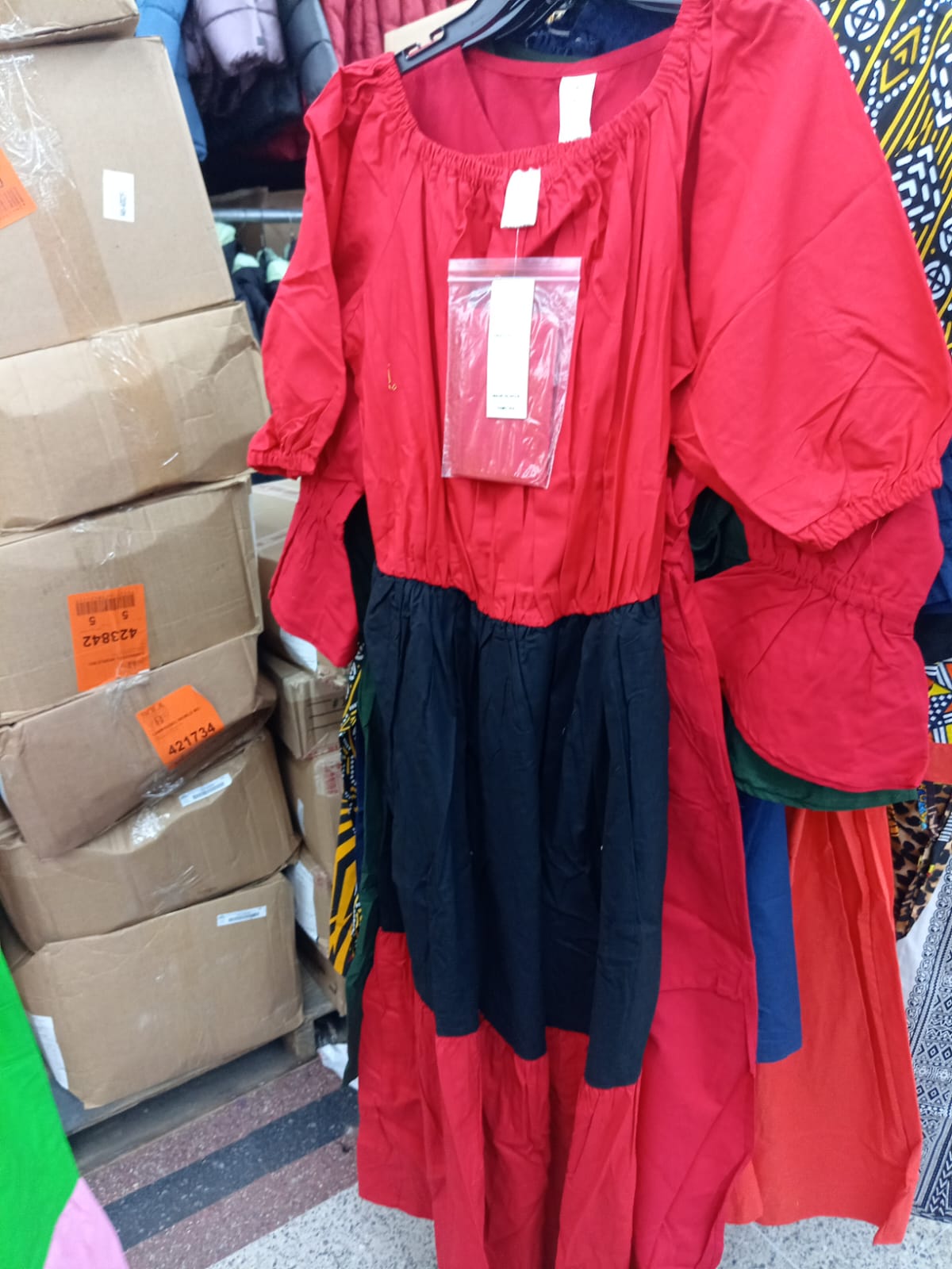 Vestido rojo y negro de mujer - Etnia negra
