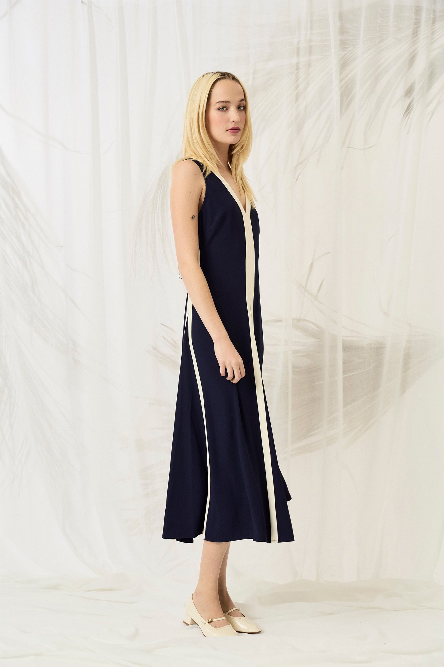 V-Neck Midi Dress Evening / Blue - Maggy London