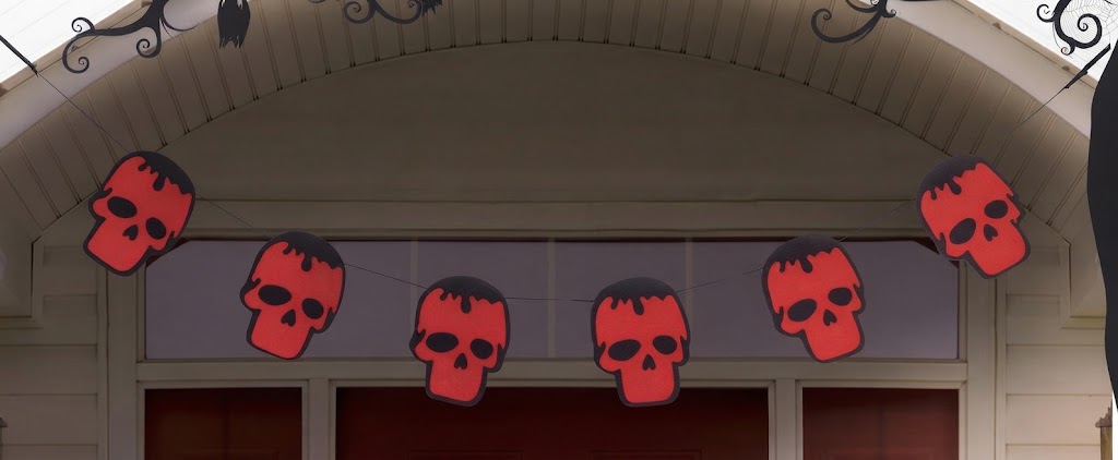60in Banner-Black & Red Skulls