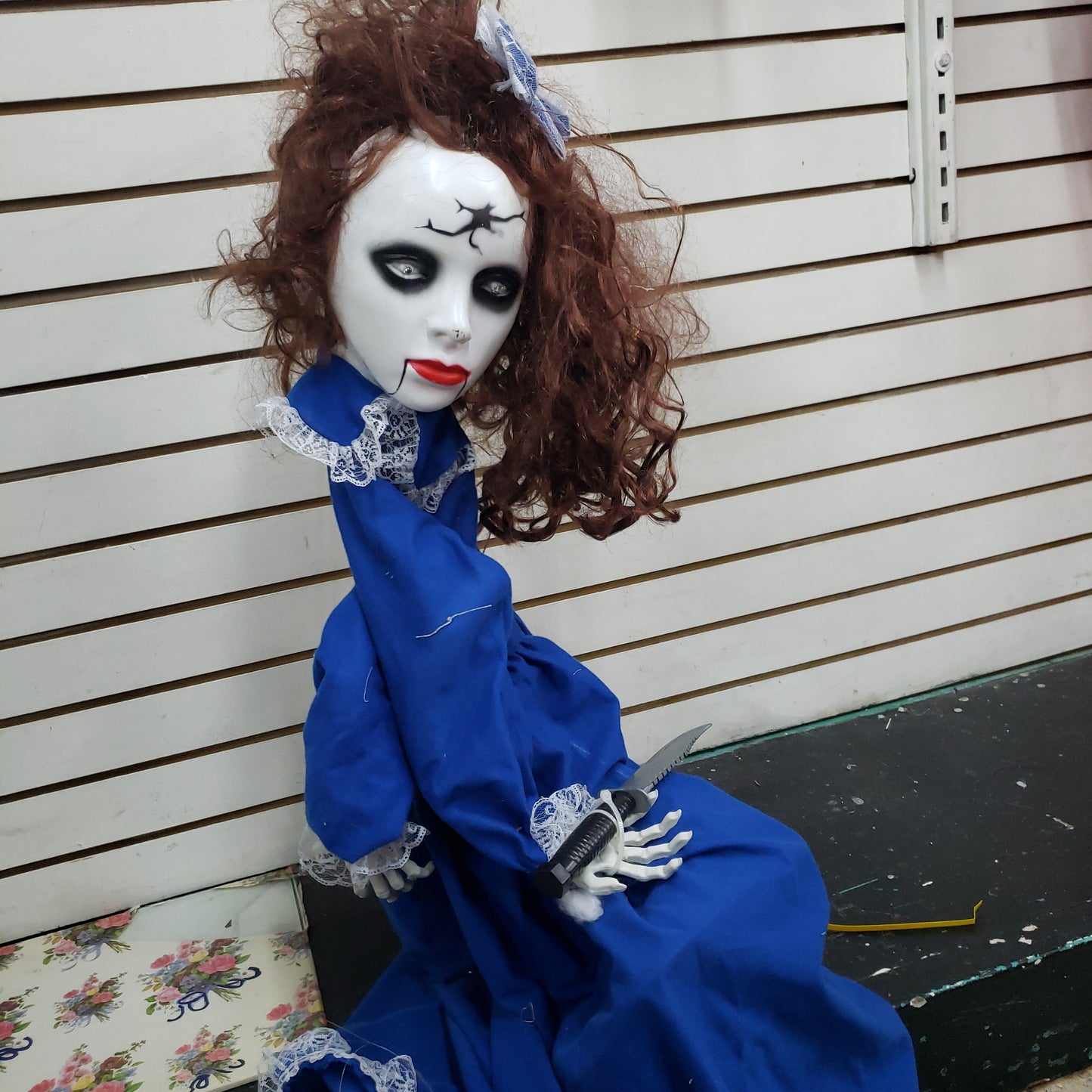 MUÑECA GUINDABLE CON CUCHILLO