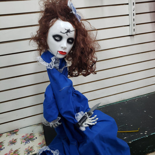 MUÑECA GUINDABLE CON CUCHILLO