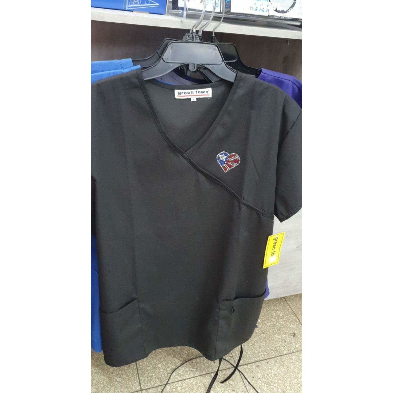 SCRUB DE ENFERMERIA NEGRO CON CORAZON AMERICANO