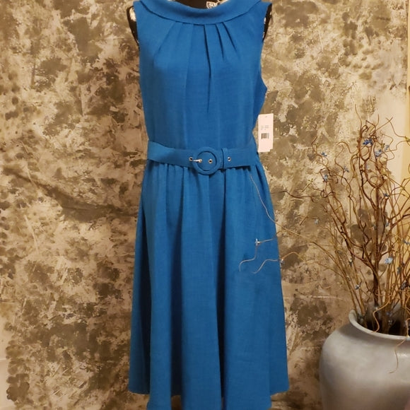 VESTIDO CON CUELLO DE RETRATO CON CINTURON