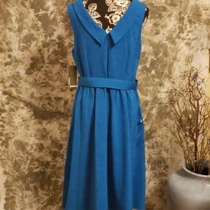 VESTIDO CON CUELLO DE RETRATO CON CINTURON