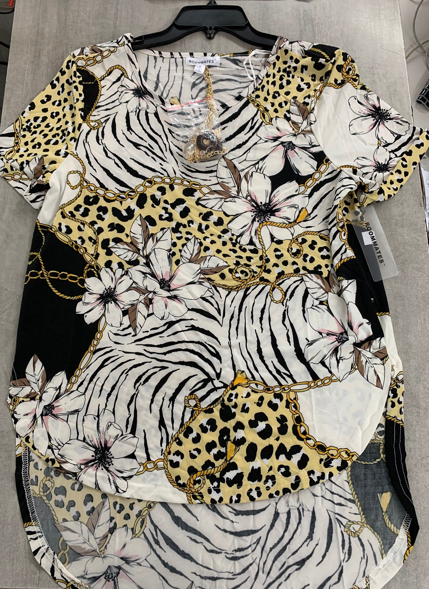 S/S ROUND NECK WITH NECKLACE HI-LOW HEM-YEL/BLK/WHT