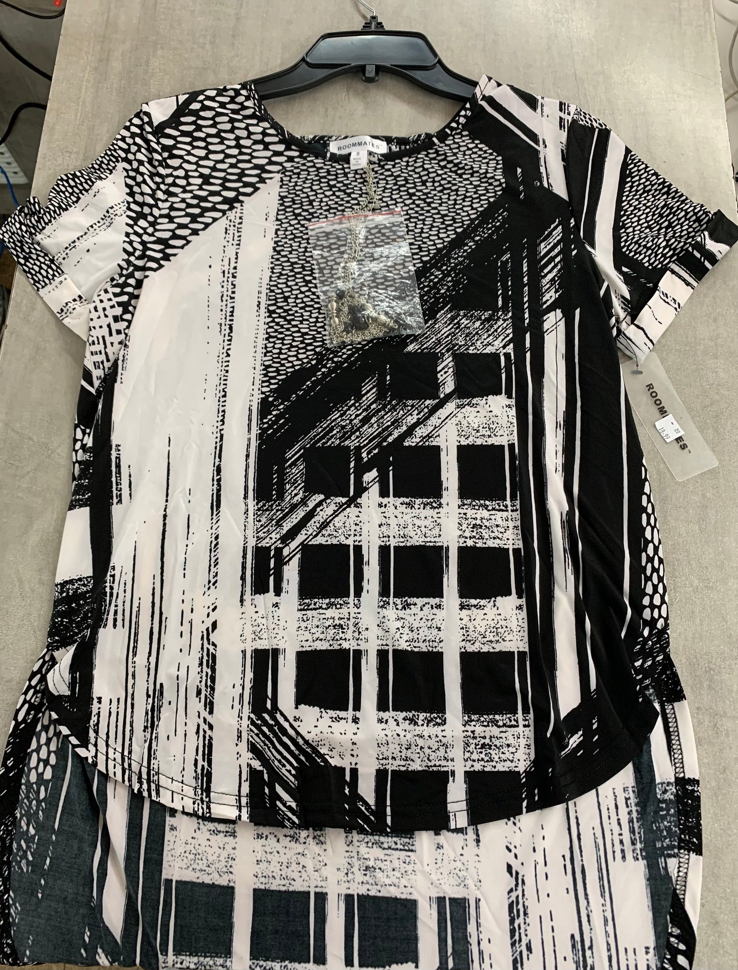 S/S ROUND NECK WITH NECKLACE HI-LOW HEM-BLK WHT