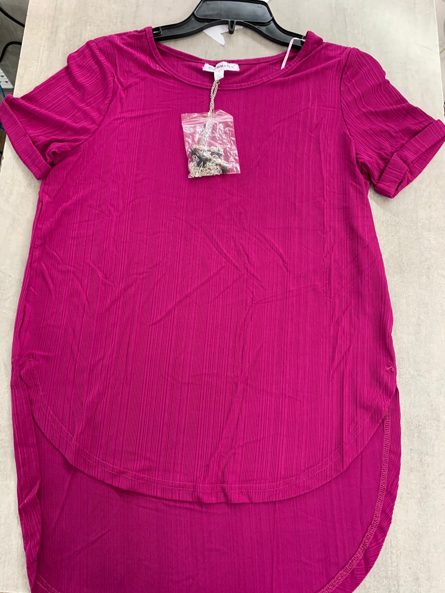S/S ROUND NECK WITH NECKLACE HI-LOW HEM-MAGENTA