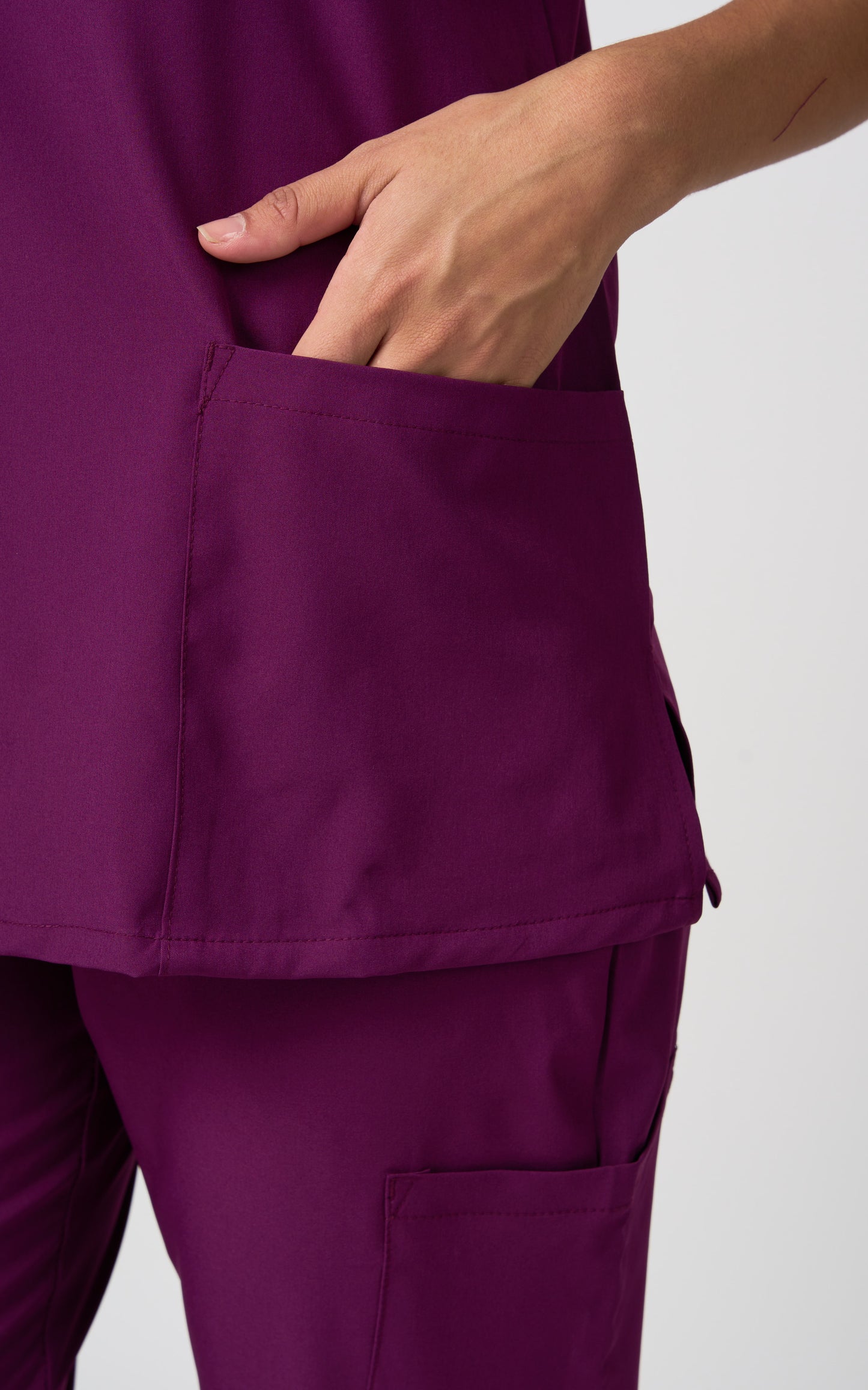 UNIFORME STRECH MORA - BERRY MODELO JOGGER (SLIM FIT)