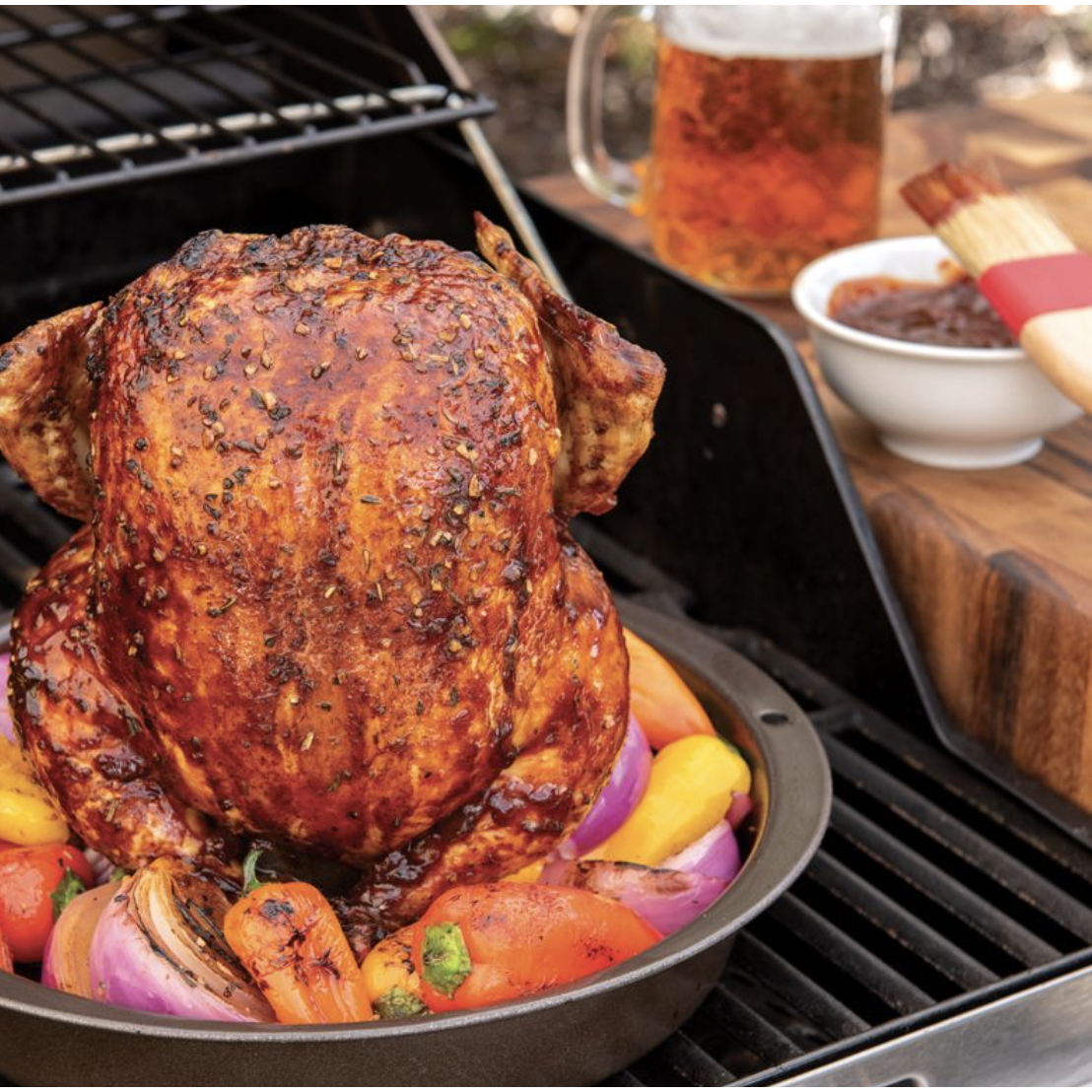 Asador de Pollo con lata de cerveza